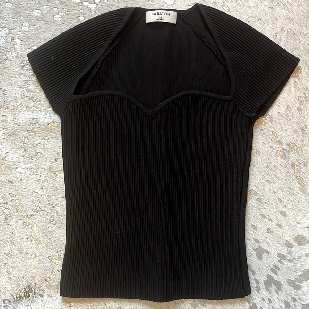 Babaton sweetheart neckline sculpt short-sleeve top